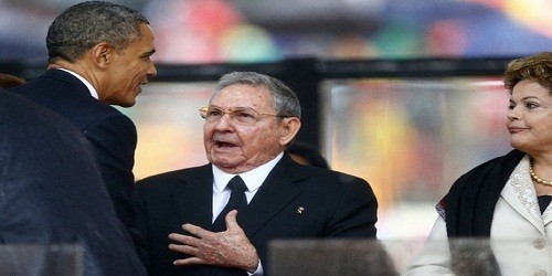 Ông Obama và ông Castro tại Lễ tưởng niệm ông Mandela. (Ảnh: Internet)