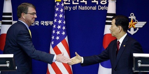 Bộ trưởng Quốc phòng Mỹ Ashton Carter và người đồng cấp Hàn Quốc Han Min Koo.