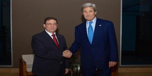 Bộ trưởng Ngoại giao Cuba Bruno Rodriguez (trái) và người đồng cấp Mỹ Kerry. 