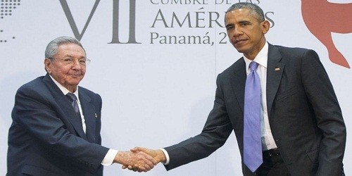 Ông Castro (trái) và ông Obama đã có cuộc hội đàm lịch sử tại Panama.