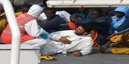 Những người di cư được giải cứu. Ảnh: AFP