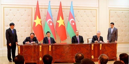 Chủ tịch nước Trương Tấn Sang và Tổng thống Ilham Aliev chứng kiến lễ ký nhiều hiệp định quan trọng.(Ảnh Hoàng Dũng/VOV)