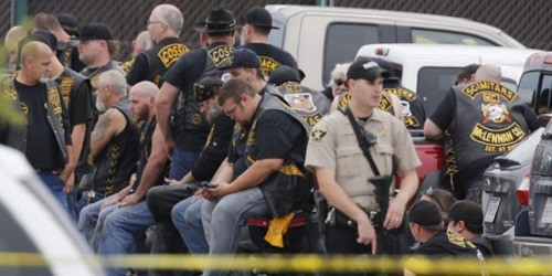 Cảnh sát Waco và những thành viên của băng nhóm mô tô bị bắt giữ. (Ảnh: AP)