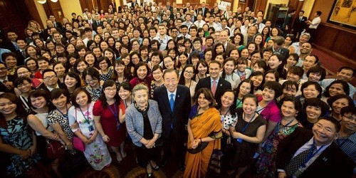Ông Ban Ki Moon cùng phu nhân chụp ảnh lưu niệm với nhân viên của Liên hợp quốc đang làm việc tại Việt Nam, kết thúc tốt đẹp chuyến thăm chính thức của Tổng thư ký Liên hiệp quốc tới Việt Nam - Ảnh: Thanh Tuấn.