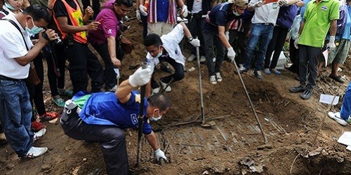 Malaysia phát hiện 139 hố chôn quanh các trại buôn người.
