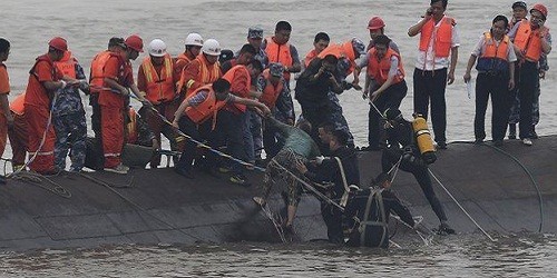 Một nạn nhân vụ chìm tàu được cứu sống. 