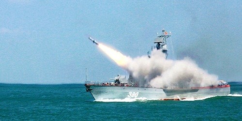Tàu 380 bắn tên lửa trên biển. Ảnh: Duy Khánh (VNE)