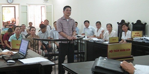 Bị cáo Quảng cùng đồng bọn tại phiên tòa ngày 17/6.