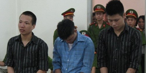 Đào Thanh Sơn (bên trái, ngoài cùng) cùng đồng bọn tại phiên tòa ngày 18/6.