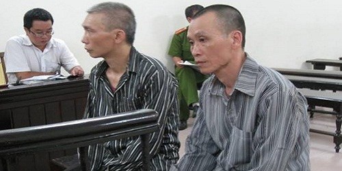 Hai bị cáo Quân và Thắng tại phiên tòa sơ thẩm 6/7/2015.
