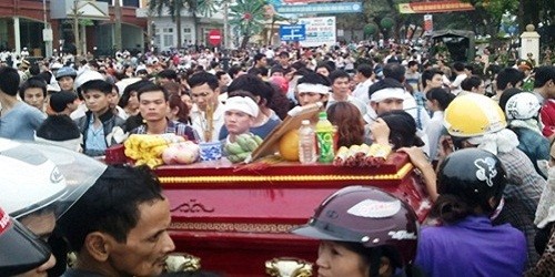 Thân nhân và người dân đưa quan tài nạn nhân Nguyễn Tuấn Anh đi trên đường phố TP Vĩnh Yên ngày 17-3-2013 (Ảnh NQ)