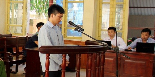 Lý Nguyễn Chung cúi đầu lĩnh án.