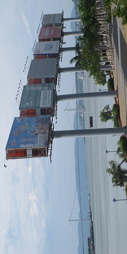 Các trụ quảng cáo bên bờ sông Hàn, quận Sơn Trà trước đây các bị can đã gỡ trộm nguồn điện.