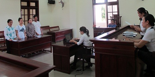 Ông Nghị, bà Nguyệt, bà Thơm, bà Nhẫn (từ trái qua phải) tại tòa.