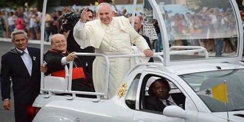 Giáo hoàng Francis được người dân Cuba chào đón ở Havana. Ảnh: Reuters