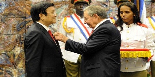 Chủ tịch Raúl Castro trao tặng Huân chương José Martí cho Chủ tịch nước Trương Tấn Sang (Ảnh: AIN)