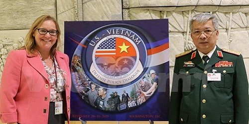 Thứ trưởng Nguyễn Chí Vịnh và Phó Trợ lý Bộ trưởng Quốc phòng Amy Searight tại Đối thoại. (Ảnh: Quang Hòa/Vietnam+)