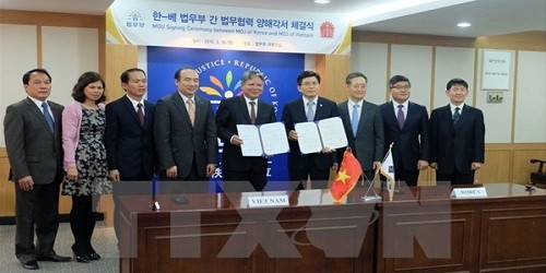 Quang cảnh ký kết Thỏa thuận hợp tác giữa Bộ Tư pháp Việt Nam và Bộ Tư pháp Hàn Quốc. (Ảnh: TTXVN phát)