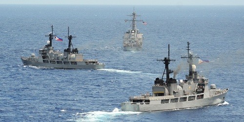 Tàu của Mỹ và Philippines tại cuộc tập trận CARAT hồi năm 2014. (Ảnh: HQ Mỹ)