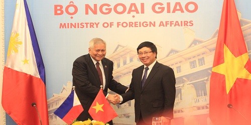 Bộ trưởng Ngoại giao Philippines del Rosario và Phó Thủ tướng, Bộ trưởng Ngoại giao Phạm Bình Minh. 