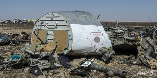 Mảnh vỡ máy bay bị rơi tại hiện trường vụ việc. Ảnh: AFP