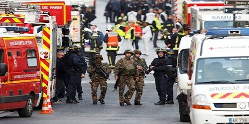Cảnh sát Pháp trong cuộc bố ráp ở Saint-Denis. Ảnh: Reuters 
