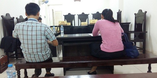 Vợ chồng anh Tuấn, chị Trang tại tòa.