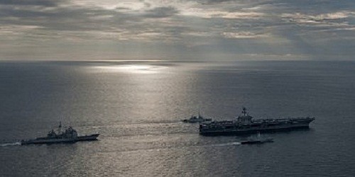 Hai tàu của Hải quân Malaysia đi qua tàu của Mỹ trên biển. Ảnh: The Diplomat