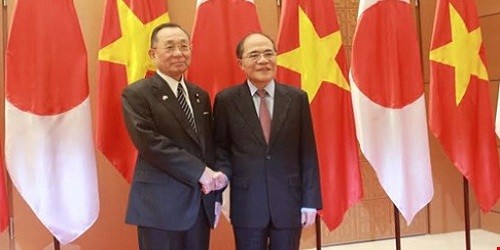 Chủ tịch Quốc hội Nguyễn Sinh Hùng chào mừng Chủ tịch Thượng viện Nhật Bản Yamazaki Masaaki tới thăm Việt Nam.