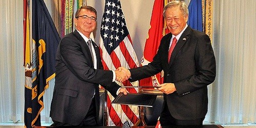 Bộ trưởng Quốc phòng Mỹ và người đồng cấp Singapore. Ảnh: Reuters
