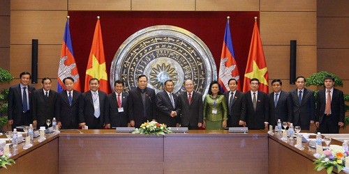 Chủ tịch Quốc hội Nguyễn Sinh Hùng đón và hội đàm với Samdech Say Chhum, Chủ tịch Thượng viện Vương quốc Campuchia sang thăm chính thức Việt Nam. Ảnh: Nhan Sáng-TTXVN