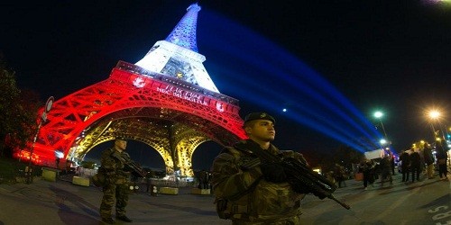 Cảnh sát Pháp tại Tháp Eiffel sau các vụ tấn công khủng bố ngày 13/11 vừa qua. Ảnh: AFP