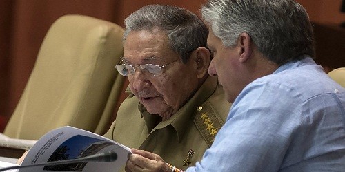 Chủ tịch Cuba Castro (bên trái). Ảnh: AP