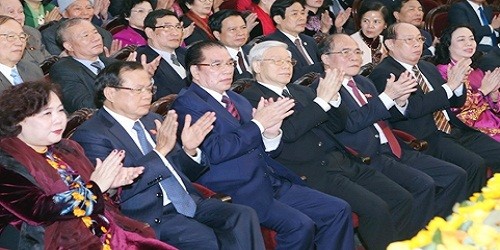 Tổng Bí thư Nguyễn Phú Trọng, Chủ tịch QH Nguyễn Sinh Hùng cùng các đồng chí lãnh đạo, nguyên lãnh đạo Đảng, Nhà nước dự buổi gặp mặt. Ảnh: NHAN SÁNG (TTXVN)