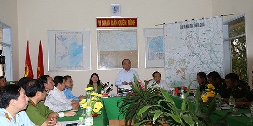 Phó Thủ tướng Nguyễn Xuân Phúc làm việc với cán bộ, chiến sĩ đồn biên phòng Tịnh Biên. Ảnh: VGP/Lê Sơn