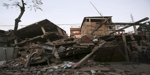Một tòa nhà ở Ấn Độ bị sập do động đất. Ảnh: Reuters