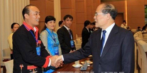 Chủ tịch Quốc hội Nguyễn Sinh Hùng với các đại biểu (Ảnh: TTXVN)