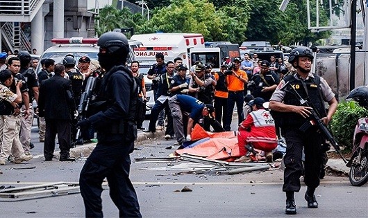 Cảnh sát Indonesia tại hiện trường vụ tấn công ngày 14/1. Ảnh: Reuters