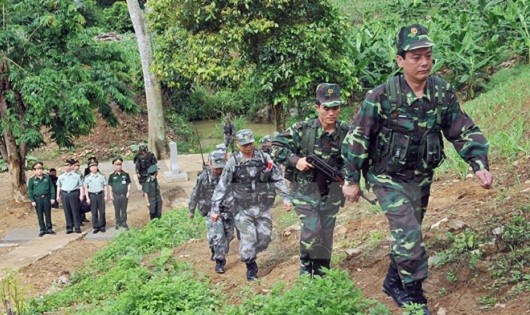 Lực lượng biên phòng hai nước Việt-Trung thực hiện việc tuần tra chung đường biên giới tại vị trí cột mốc 112, xã Bản Lầu, huyện Mường Khương (tỉnh Lào Cai), tháng 5/2015. (Ảnh: Trọng Đức/TTXVN)