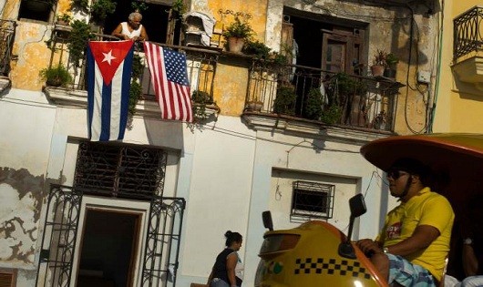 Cờ Cuba và Mỹ tại nhà một người dân ở Havana. Ảnh: AP