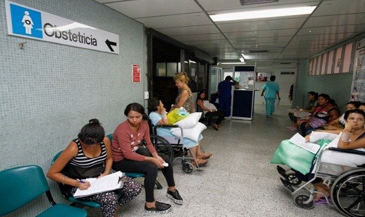 Hai phụ nữ nhiễm virus Zika đang chờ khám tại bệnh viện ở Colombia. Ảnh: AFP