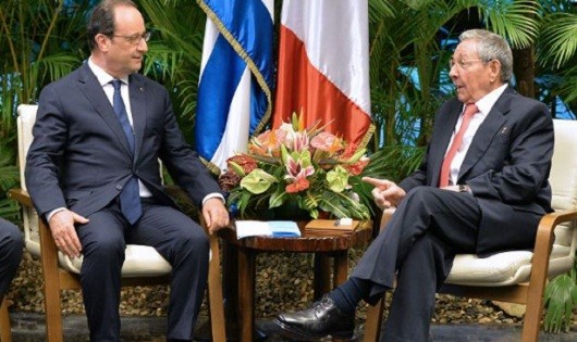 Tổng thống Pháp Hollande và Chủ tịch Cuba Castro. Ảnh: AFP