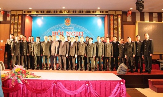 Phó Thủ tướng Chính phủ Nguyễn Xuân Phúc chụp ảnh lưu niệm với lãnh đạo Bộ Tư pháp, lãnh đạo các Cục Thi hành án dân sự khu vực phía Bắc nhân dịp Hội nghị triển khai công tác thi hành án dân sự 2016.