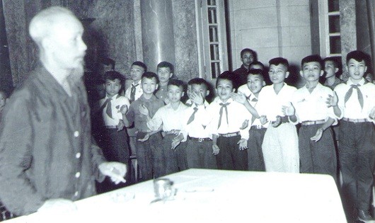 Bác Hồ nói chuyện với các cháu học sinh Việt Nam trước khi lên đường đi học ở Cộng hòa Dân chủ Đức. (ảnh tư liệu do tác giả cung cấp)