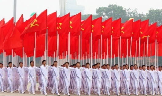 Đảng Cộng sản Việt Nam là tổ chức, là lực lượng duy nhất lãnh đạo cách mạng, cùng dân tộc Việt
Nam làm nên những thành tích vẻ vang.