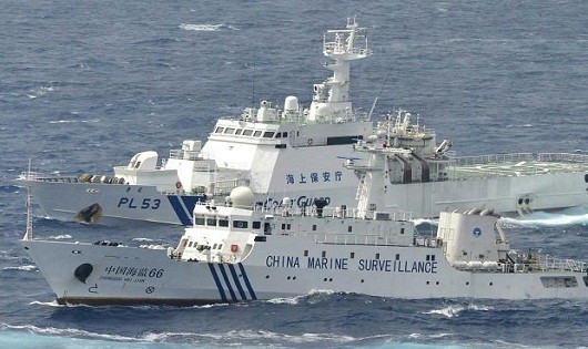 Tàu của Lực lượng Bảo vệ bờ biển Nhật Bản chặn tàu khảo sát hải dương Trung Quốc ở khu vực gần đảo tranh chấp Senkaku/Điếu Ngư trên biển Hoa Đông. (Nguồn: thetimes.co.uk)