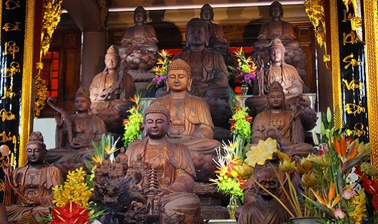 Hệ thống tượng bằng gỗ dâu nguyên khối tại chùa Đại Tuệ.