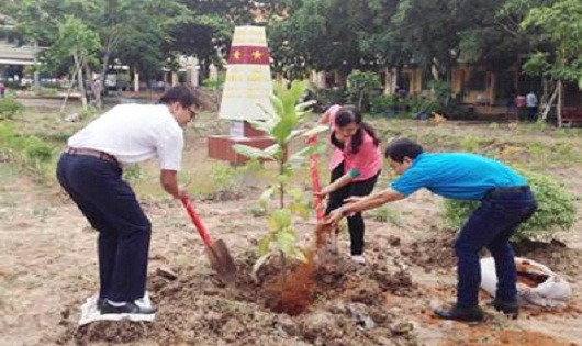 Lãnh đạo Trường THPT Cao Lãnh 2 (Đồng Tháp) và Bí thư Huyện Đoàn Cao Lãnh tham gia trồng hai cây bàng vuông bên cạnh cột mốc chủ quyền biển đảo.