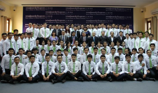 Bộ trưởng Hà Hùng Cường cùng Đoàn công tác thăm và chụp ảnh với các học viên Học viện Hoàng gia đào tạo nghề tư pháp Campuchia.