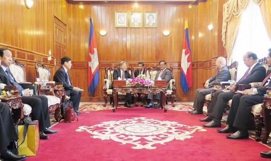 Bộ trưởng Tư pháp Hà Hùng Cường và Đoàn cán bộ tư  pháp của Việt Nam tại buổi tiếp kiến Xăm đéc Phó Thủ tướng Chính phủ kiêm Bộ trưởng Bộ Nội vụ (Bộ Công an) Vương quốc Campuchia Xa Khêng.